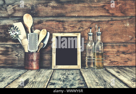 Cuisine nature morte. Des ustensiles de cuisine dans un stand près du mur en bois.Cuisine, cadre en bois wit Banque D'Images