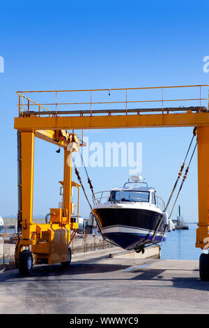 Travelift grue Levage d'une voile sur ciel bleu jour en îles baléares Banque D'Images