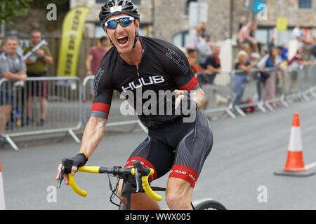 Tenby, UK. 15 Sep, 2019. Sur la photo : Gareth Thomas cheers sur comme il monte passé. Dimanche 15 septembre 2019 Re : Ironman Triathlon event à Tenby, Pays de Galles, Royaume-Uni. ATHENA : crédit PHOTO AGENCY LTD/Alamy Live News Banque D'Images