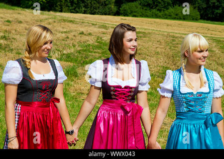 Trois heureux et joyeux in dirndl colorée Banque D'Images