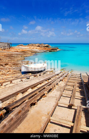 Es Calo de San Agusti port dans l'île de Formentera Les chemins de bateau en bois Banque D'Images