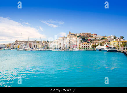 Eivissa, Ibiza town avec église, sous le ciel bleu d'été Banque D'Images