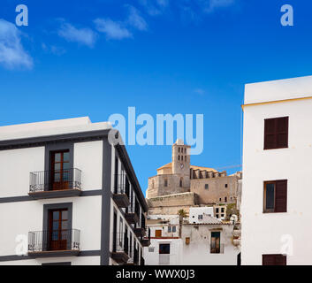 Eivissa, Ibiza town avec église, sous le ciel bleu d'été Banque D'Images