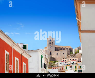 Eivissa, Ibiza town avec église, sous le ciel bleu d'été Banque D'Images