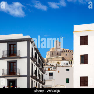 Eivissa, Ibiza town avec église, sous le ciel bleu d'été Banque D'Images