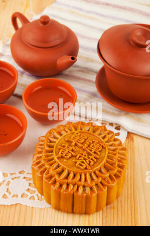 Mooncake et service à thé sur la table. Mooncake traditionnellement consommé au cours de la Mi-Automne. Mot chinois sur mooncake signifie œuf unique pâte de lotus Banque D'Images