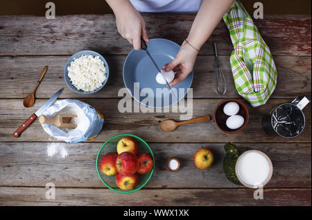 La cuisson des aliments. Faire cuire la pâte d'oeuf se casse femme. Banque D'Images