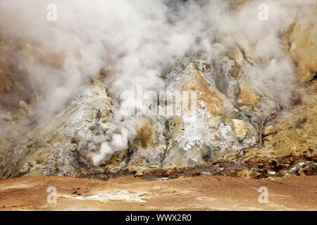 Sources d'eau chaude et de la vapeur dans l'Rhyolith montagnes de la zone géothermique, Hveradalir, Islande, Europe Banque D'Images