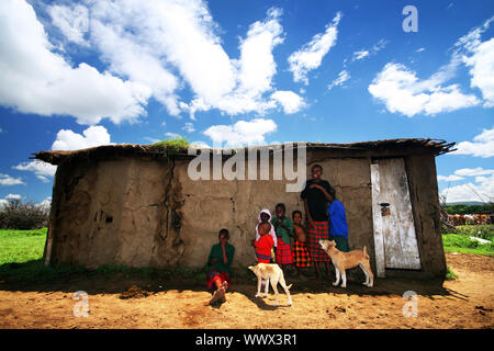 Afrique, Kenya, Masai Mara, le 12 novembre : portrait sur un Africain d'enfants du village de la tribu Masai Mara en souriant à la caméra, l'examen de la vie quotidienne des collectivités locales Banque D'Images