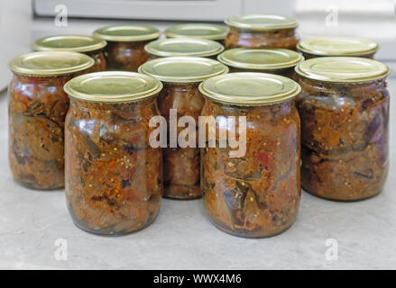 Une variété de légumes en conserve dans des bocaux en verre. Banque D'Images