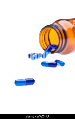 Une bouteille de pilules renversé Banque D'Images