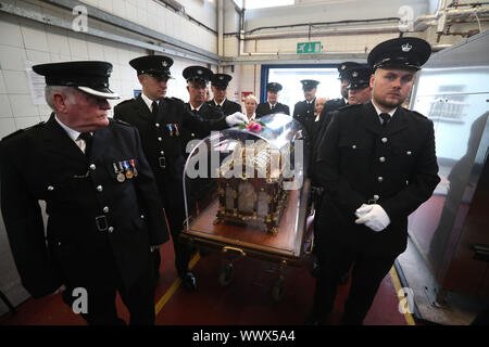 Les agents de la prison de transporter les reliques de Sainte Thérèse de Lisieux par Prison Barlinnie de la chapelle . Les reliques sont de faire une tournée de trois semaines d'Ecosse de diocèses catholiques, l'archevêque Philip Tartaglia célébrera une messe pour les détenus et le personnel de la prison . PA Photo. Photo date : lundi 16 septembre, 2019. Histoire voir l'activité de l'Ecosse des reliques. Crédit photo doit se lire : Andrew Milligan/PA Wire Banque D'Images