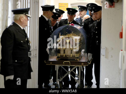 Les agents de la prison de transporter les reliques de Sainte Thérèse de Lisieux par Prison Barlinnie de la chapelle . Les reliques sont de faire une tournée de trois semaines d'Ecosse de diocèses catholiques, l'archevêque Philip Tartaglia célébrera une messe pour les détenus et le personnel de la prison . PA Photo. Photo date : lundi 16 septembre, 2019. Histoire voir l'activité de l'Ecosse des reliques. Crédit photo doit se lire : Andrew Milligan/PA Wire Banque D'Images