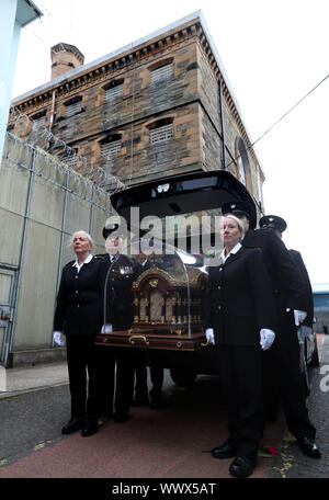 Les agents de la prison de transporter les reliques de Sainte Thérèse de Lisieux par Prison Barlinnie de la chapelle . Les reliques sont de faire une tournée de trois semaines d'Ecosse de diocèses catholiques, l'archevêque Philip Tartaglia célébrera une messe pour les détenus et le personnel de la prison . PA Photo. Photo date : lundi 16 septembre, 2019. Histoire voir l'activité de l'Ecosse des reliques. Crédit photo doit se lire : Andrew Milligan/PA Wire Banque D'Images