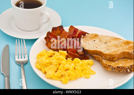 Le petit déjeuner américain, bacon œufs brouillés et du café Banque D'Images