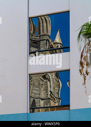 Cathédrale de la Sainte trinité aux Bermudes, vu déformé et reflétée dans un immeuble de bureau Windows. Banque D'Images