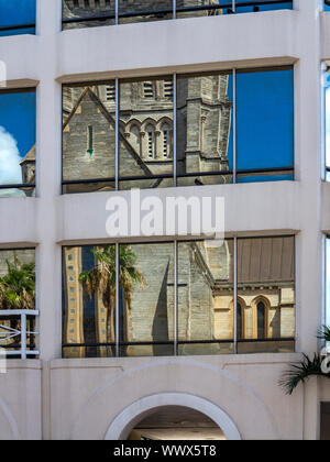 Cathédrale de la Sainte trinité aux Bermudes, vu déformé et reflétée dans un immeuble de bureau Windows. Banque D'Images