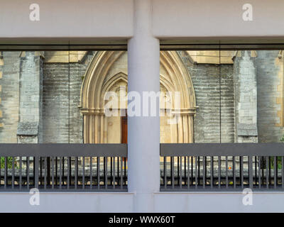 Une porte de la cathédrale de la Sainte trinité aux Bermudes, vu déformé et reflétée dans un immeuble de bureau Windows. Banque D'Images