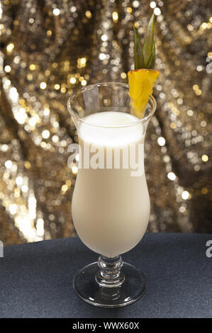 Pina Colada en face de beau fonds de Banque D'Images