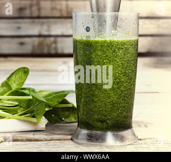 Boisson Detox des épinards, concombre, citron vert et l'avocat. Une bonne nutrition. DETOX boisson faite à partir de la g Banque D'Images