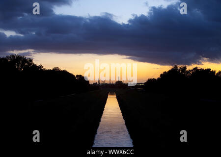 Avec la rivière Emscher BP Oil Refinery au coucher du soleil, Gelsenkirchen, Ruhr, Allemagne, Europe Banque D'Images