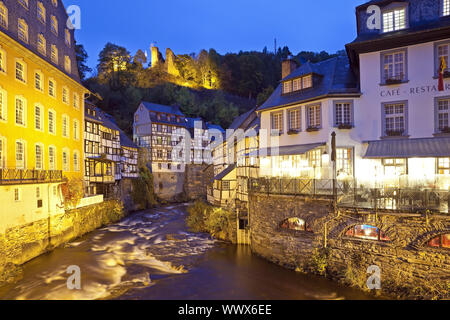 Maisons à pans de bois à la rivière Rur dans la soirée, Monschau, Nordrhein-Westfalen, Germany, Europe Banque D'Images