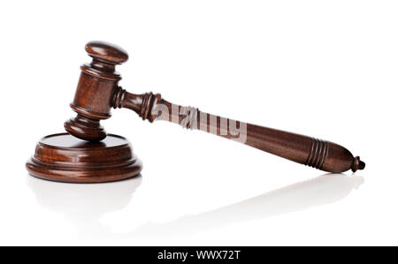 Marteau en bois acajou avec sounding block sur fond réfléchissant blanc. Banque D'Images