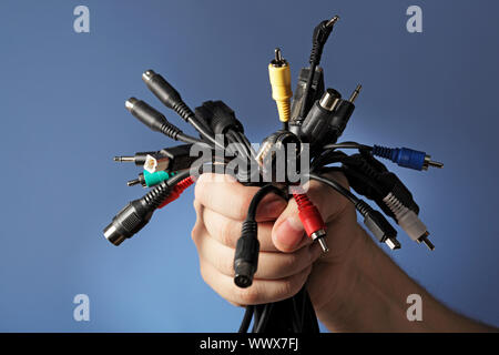 Finlande - circa 2008 : Man holding a bunch of audio/vidéo différents câbles d'ordinateur et à la main vers 2008 en Finlande Banque D'Images