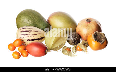 Divers Fruits exotiques isolé sur blanc. La papaye, mangue, grenade, pepino, carambole, fruit de la passion, sharon/kaki/kaki, kumquat, tamarillo, physa Banque D'Images