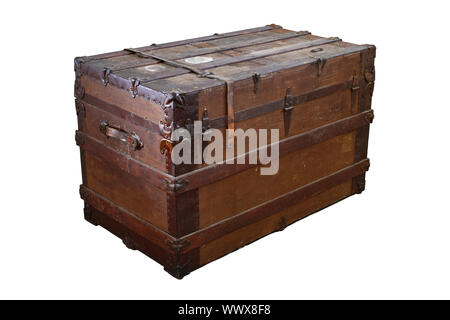 Vieux, usé et sale steamer trunk isolated on white Banque D'Images