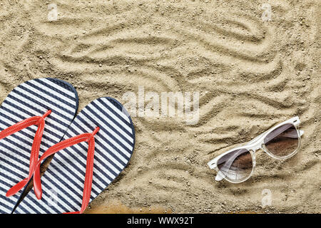 Fond de plage. Chaussons de plage et lunettes de soleil Banque D'Images