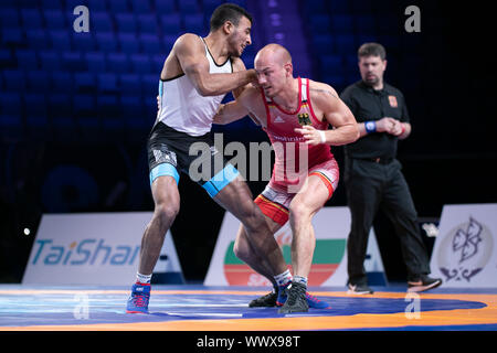 Nur sultan, le Kazakhstan. 16 Sep, 2019. Wrestling/Championnat du monde gréco-romain :, 67 kg/hommes, gréco-romain. Frank Stäbler (r) de l'Allemagne et Mohamed Elsayed d'egypte en action. Credit : Kadir Caliskan/dpa/Alamy Live News Banque D'Images