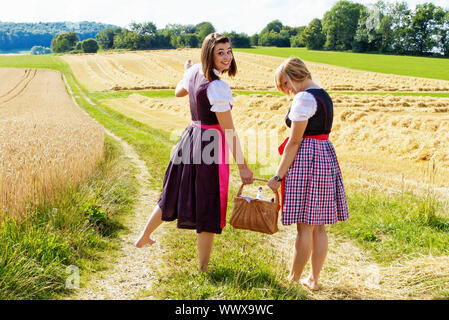 Deux filles avec panier à pique-nique dans la nature Banque D'Images