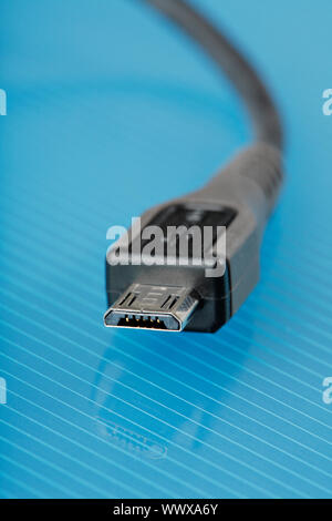 Câble micro USB connecteur utilisé dans les téléphones cellulaires pour l'alimentation et les données. Banque D'Images