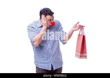 Homme avec un drôle de nez rouge tenant un panier cadeau est présent Banque D'Images