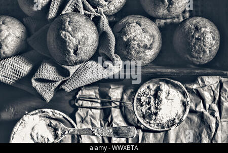 Boulangerie fraîche.cupcakes, muffins, les boulangers mettent la main sur des pâtisseries. Baker Banque D'Images