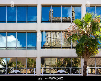 Cathédrale de la Sainte trinité aux Bermudes, vu déformé et reflétée dans un immeuble de bureau Windows. Banque D'Images