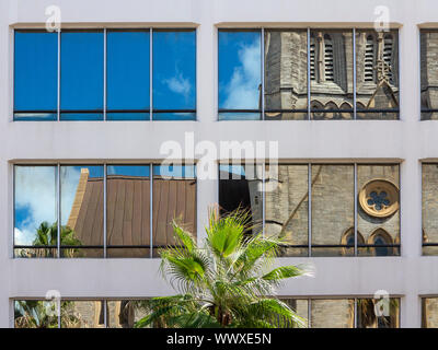 Cathédrale de la Sainte trinité aux Bermudes, vu déformé et reflétée dans un immeuble de bureau Windows. Banque D'Images