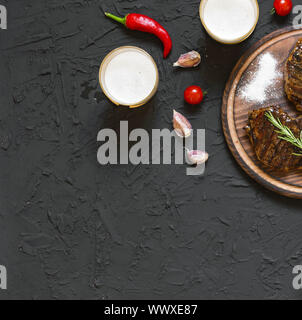 Les steaks appétissants, de bière et de romarin Banque D'Images