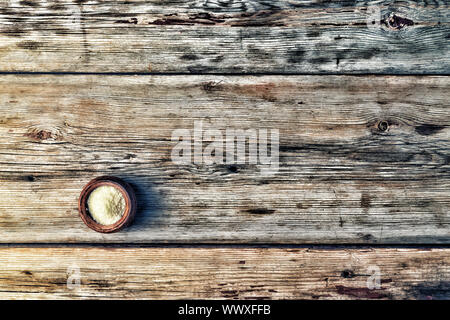 Vue de dessus. Table en bois vide et salière. Banque D'Images