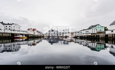 Vue panoramique sur le front de port de Henningsvær en été, situé sur les îles Lofoten en Austvagoya. La Norvège. Banque D'Images