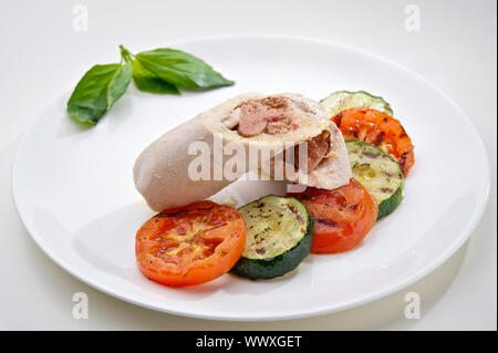 Escalopes de poulet à la vapeur servis avec légumes cuits sur plaque blanche ronde Banque D'Images