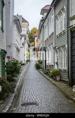Rue pavée étroite entre les maisons colorées dans la partie ancienne de Bergen Banque D'Images