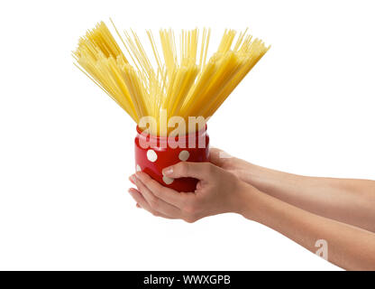 Woman's hands holding red pot plein de spaghettis à l'intérieur. Isolé sur un fond blanc. Banque D'Images