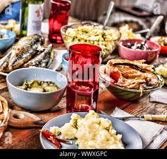 Table de salle à manger avec une variété de collations légères et des salades. Le saumon, olives, vin, légumes, poissons grillés toa Banque D'Images