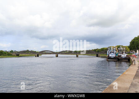 KIRKCUDBRIGHT, ÉCOSSE - 13 août 2019 : les bateaux de pêche amarrés au côté du port en face du pont de Kirkcudbright Banque D'Images