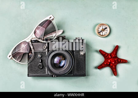 Le concept : voyages, vacances, loisirs actifs, de voyages en mer. Ancien appareil photo, lunettes de soleil, vieille boussole Banque D'Images