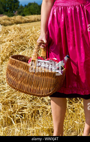 In dirndl pique-nique dans la nature Banque D'Images