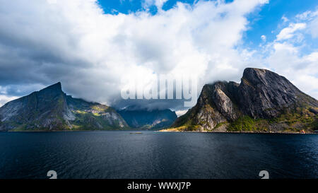 Reine de la pêche norvégienne,village à les îles Lofoten en Norvège. Banque D'Images