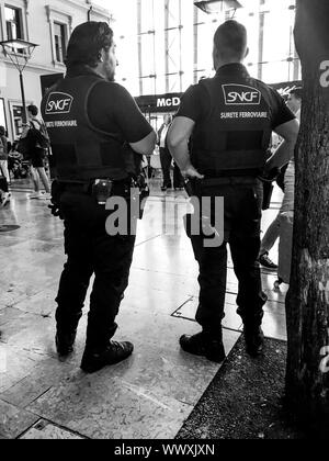 Les agents de police ferroviaire montent la garde à l'Sainy-Charle, Marseille, Bouches-du-Rhône, PACA, France Banque D'Images